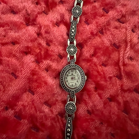Gorgeous Vintage Bella & Rose dainty silver watch with intricate detailing - Picture 3 of 4